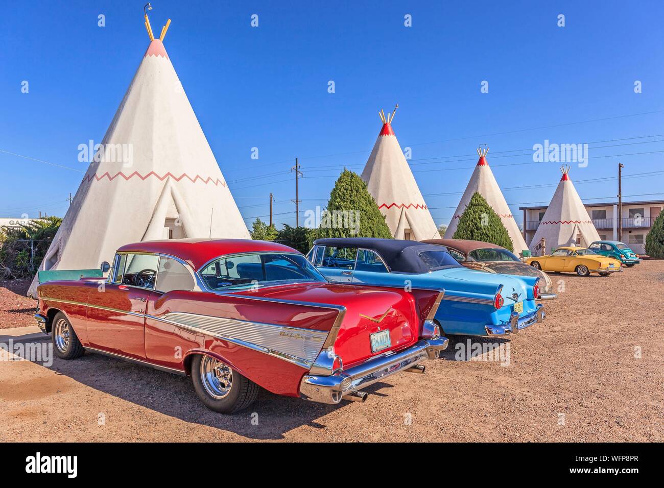 Estados Unidos, Arizona, Ruta 66, Holbrook, Wigwam Motel indicados en el Certificado Nacional de Lugares Históricos con coches de coleccionista Foto de stock