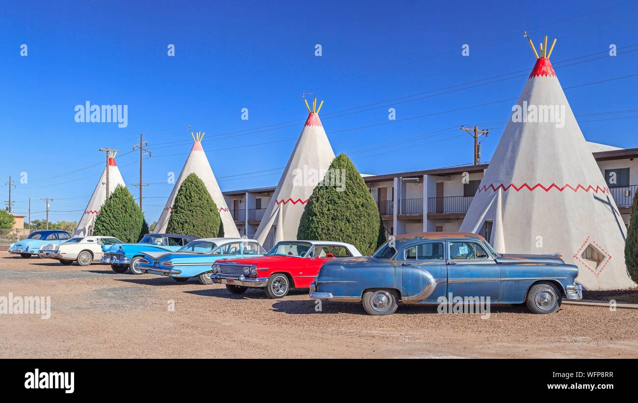 Estados Unidos, Arizona, Ruta 66, Holbrook, Wigwam Motel indicados en el Certificado Nacional de Lugares Históricos con coches de coleccionista Foto de stock