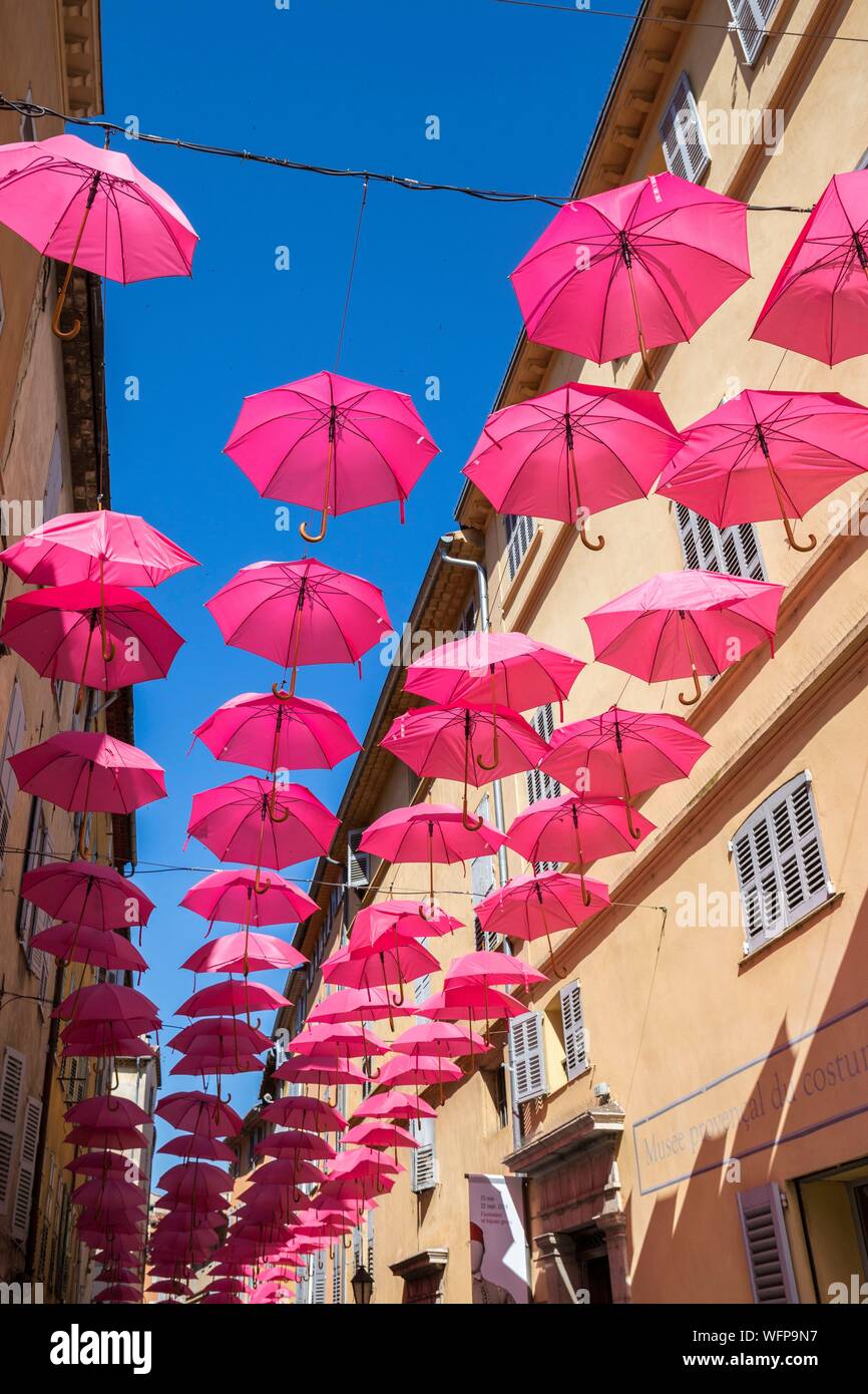 Francia, Alpes-Maritimes, Grasse, el centro histórico, Rosa paraguas en la  calle Jean Ossola Fotografía de stock - Alamy