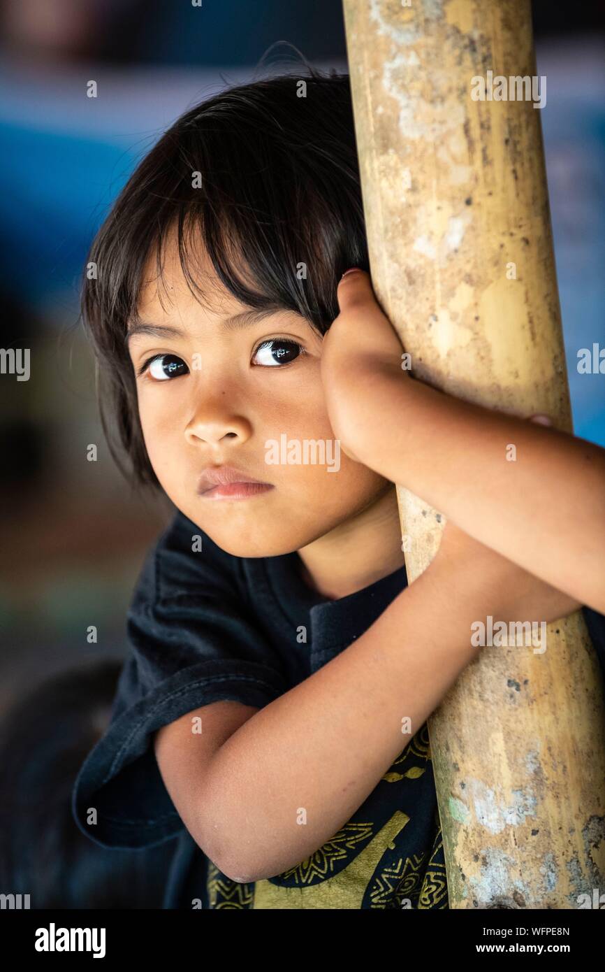 La isla de Sulawesi, Indonesia, país Toraja, Tana Toraja, Tana Toraja, Rantepao, retrato de un niño Foto de stock