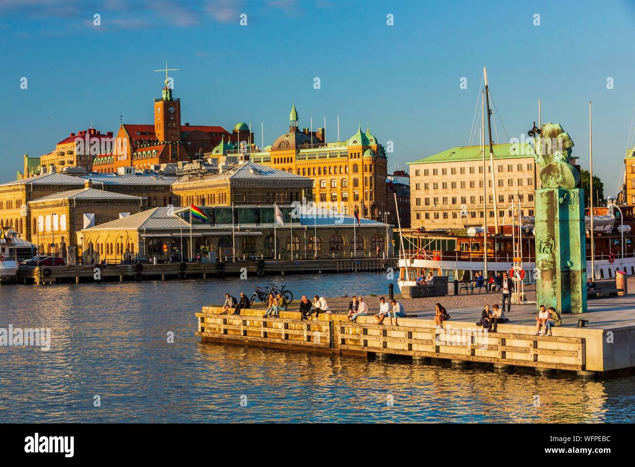 Suecia Vastra Gotaland, Göteborg (Gotemburgo), Stenpiren con vistas al monumento de inmigración llamado el Monumento de Delaware, los edificios de la empresa ASECO sobre Packhusplatsen frente al puerto y Kvarnberget y su clockmonument pour l'immigration le Delaware monumento ou Delawaremonument Foto de stock
