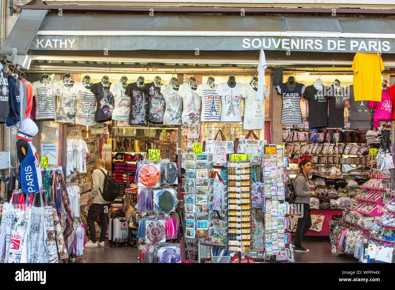 Francia, Paris, una tienda de recuerdos para turistas Foto de stock