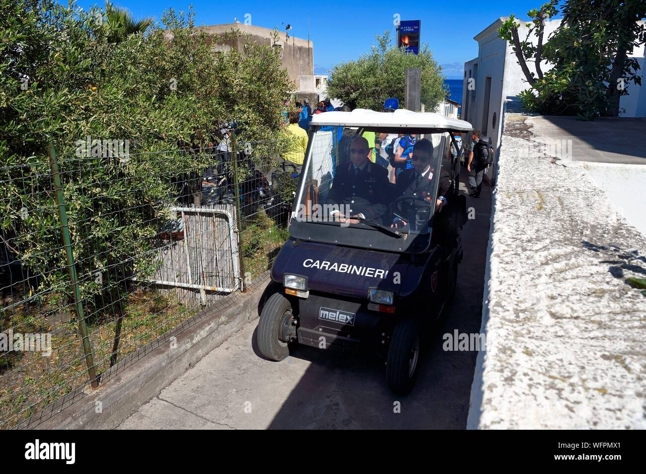 Italia, Sicilia, las Islas Eolias, catalogada como Patrimonio de la Humanidad por la UNESCO, la isla de Stromboli, carabineros patrulla en un carrito de golf eléctrico en los callejones del pueblo de Stromboli Foto de stock