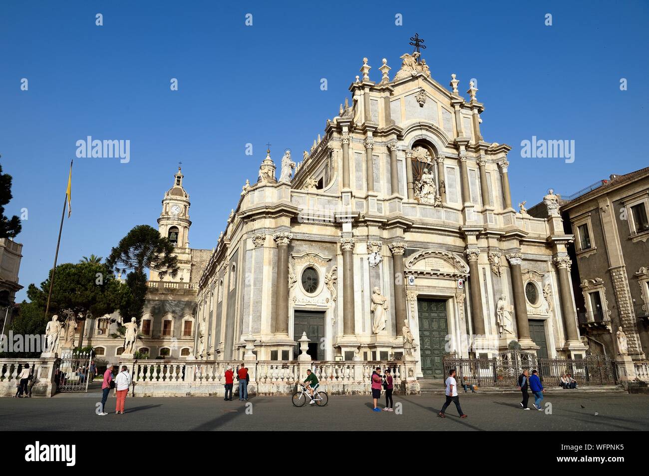 Italia, Sicilia, Catania, ciudad barroca, catalogado como Patrimonio Mundial de la UNESCO, la Piazza del Duomo, el Duomo di Sant 'Agata (St. Agatha Catedral). Foto de stock