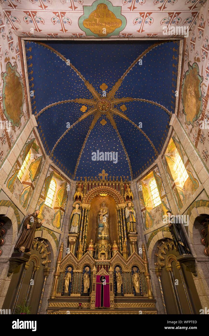 Francia, Manche, Cotentin, Barfleur, Iglesia de San Nicolás, el altar y el techo decorado Foto de stock