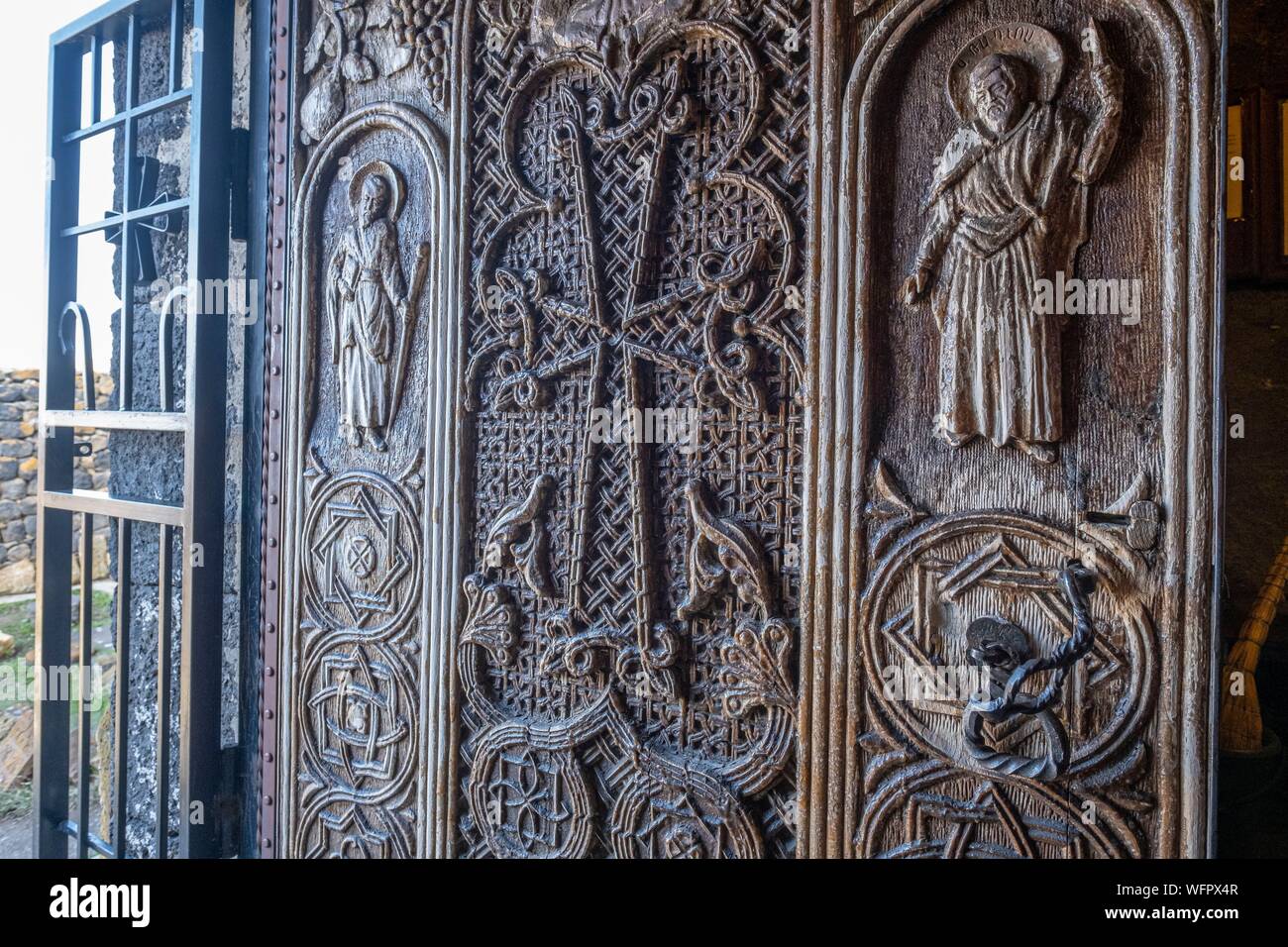 Armenia, Gegharkunik región, Sevan, Sevanavank monasterio a orillas del lago Sevan, un detalle de la puerta de la iglesia de Surp Astvatsatsin Foto de stock