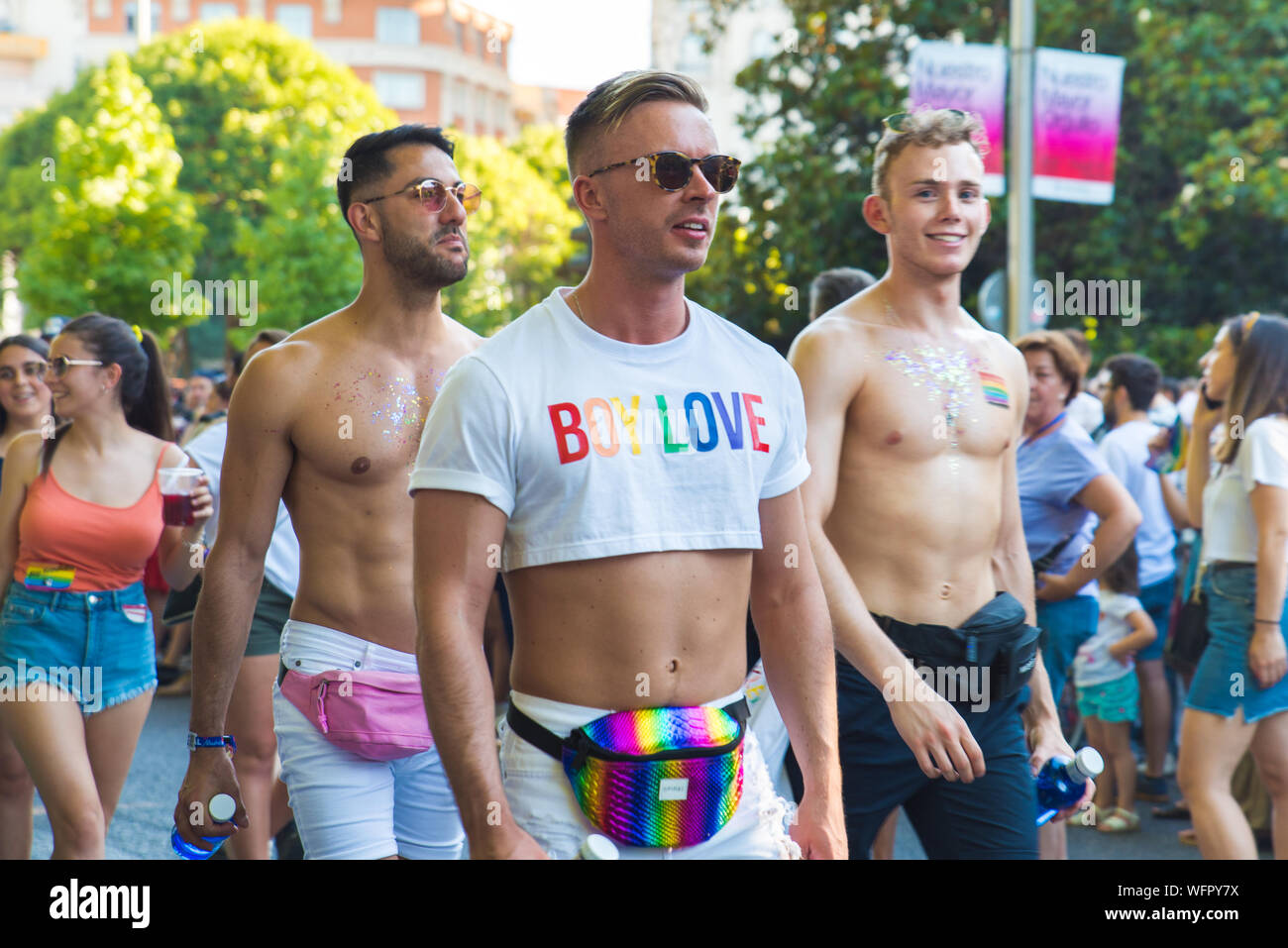 Los hombres en Madrid desfile del orgullo gay Foto de stock