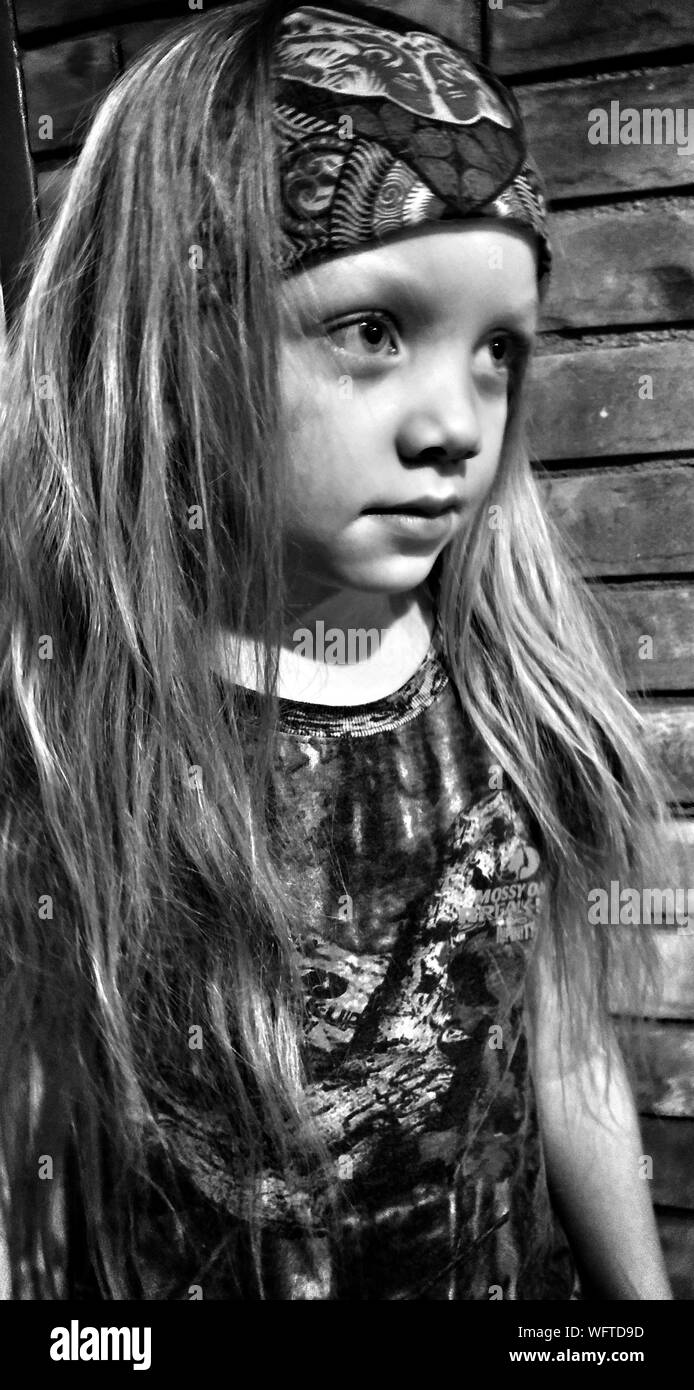 Girl wearing bandana fotografías e imágenes de alta resolución - Alamy