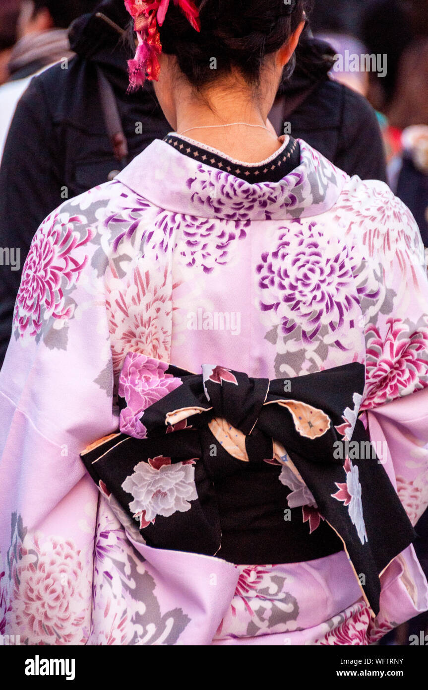 Un detalle maravilloso de un Obi, el elemento de la espalda de la banda y  el arco de un kimono japonés tradicional, con la hermosa nuca y flor  Fotografía de stock -