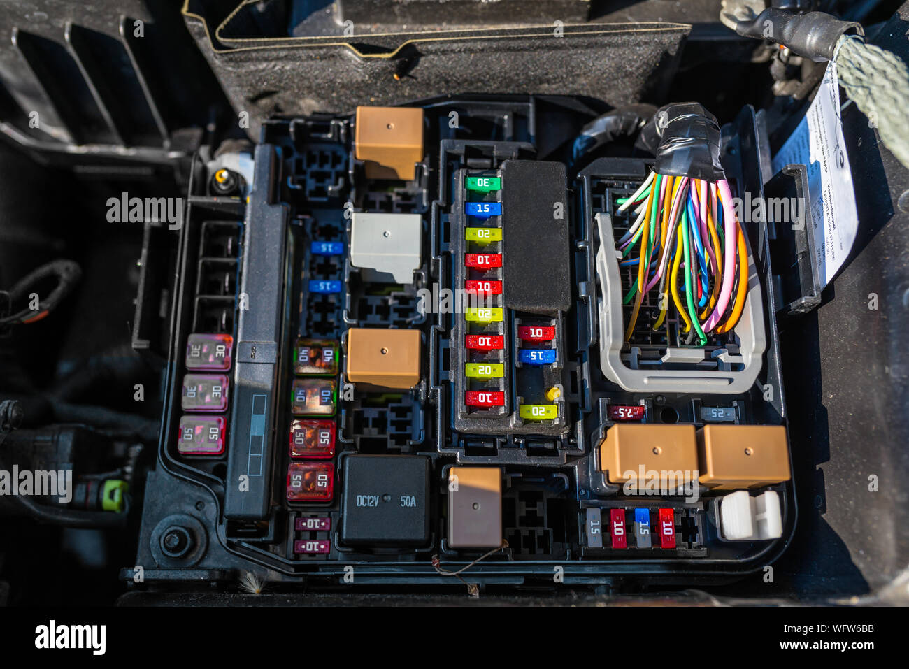 Caja de fusibles de plástico dentro del compartimento del motor, visible  fusibles, relés y cables eléctricos Fotografía de stock - Alamy