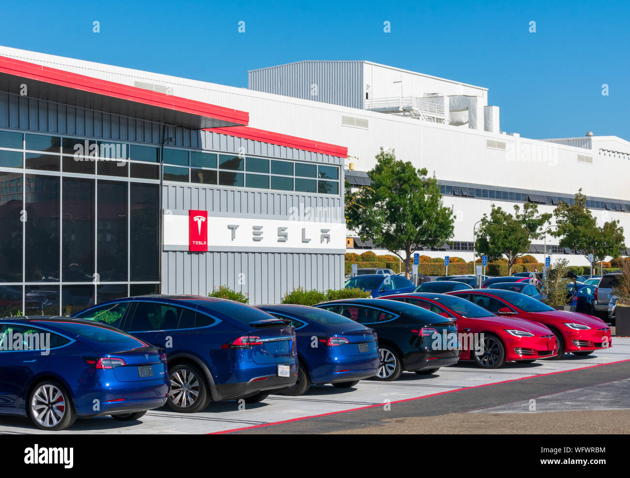 Los coches eléctricos de Tesla mostrada en la parte delantera exterior de la fábrica de Tesla Showroom en Silicon Valley Foto de stock