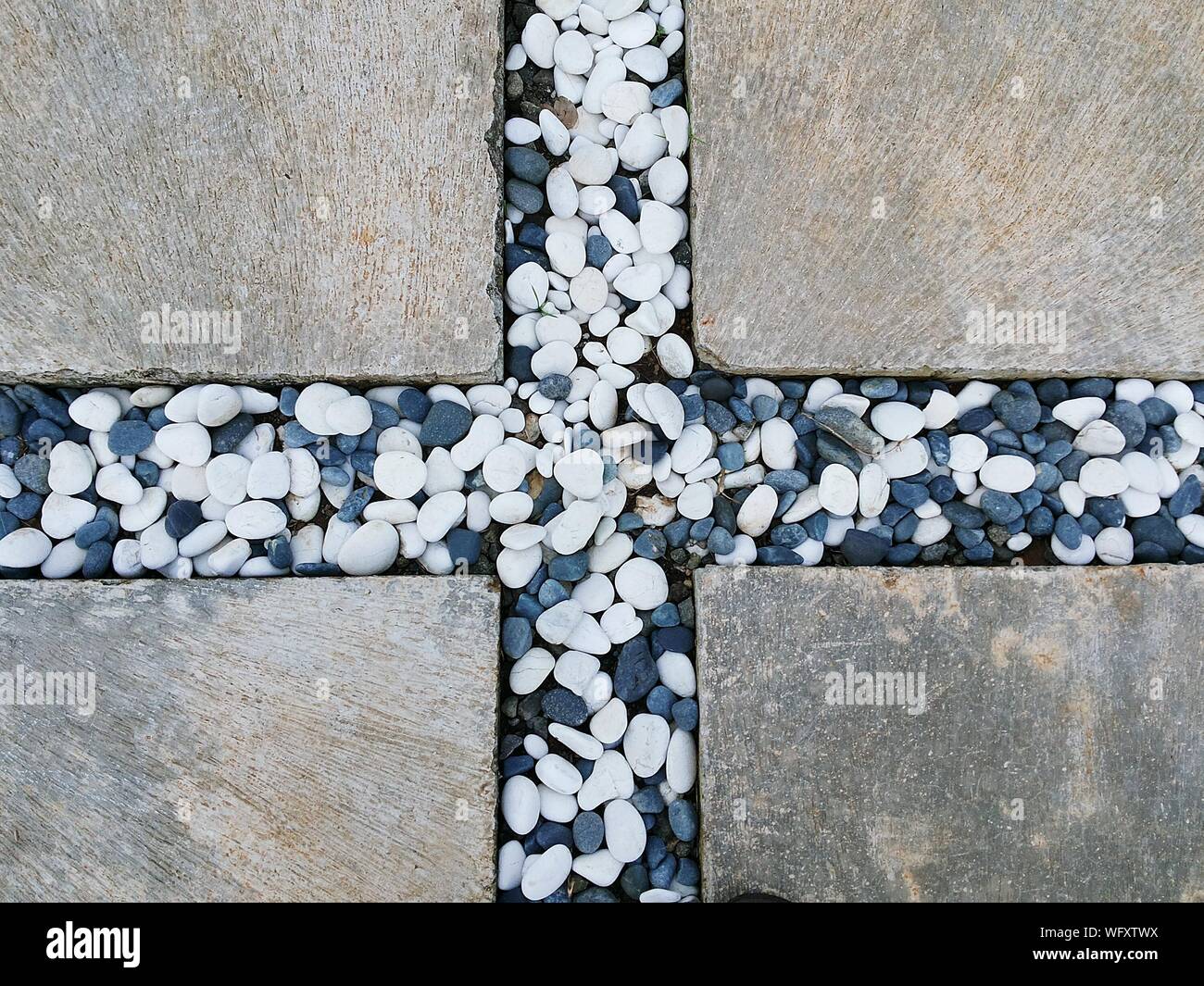 Un alto ángulo de visualización de piedras en forma de cruz Foto de stock