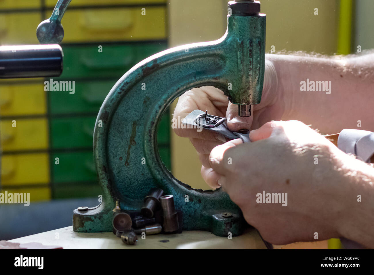 Cerca de las manos de un hombre zapatero remachado con una antigua prensa  de remache de la máquina Fotografía de stock - Alamy