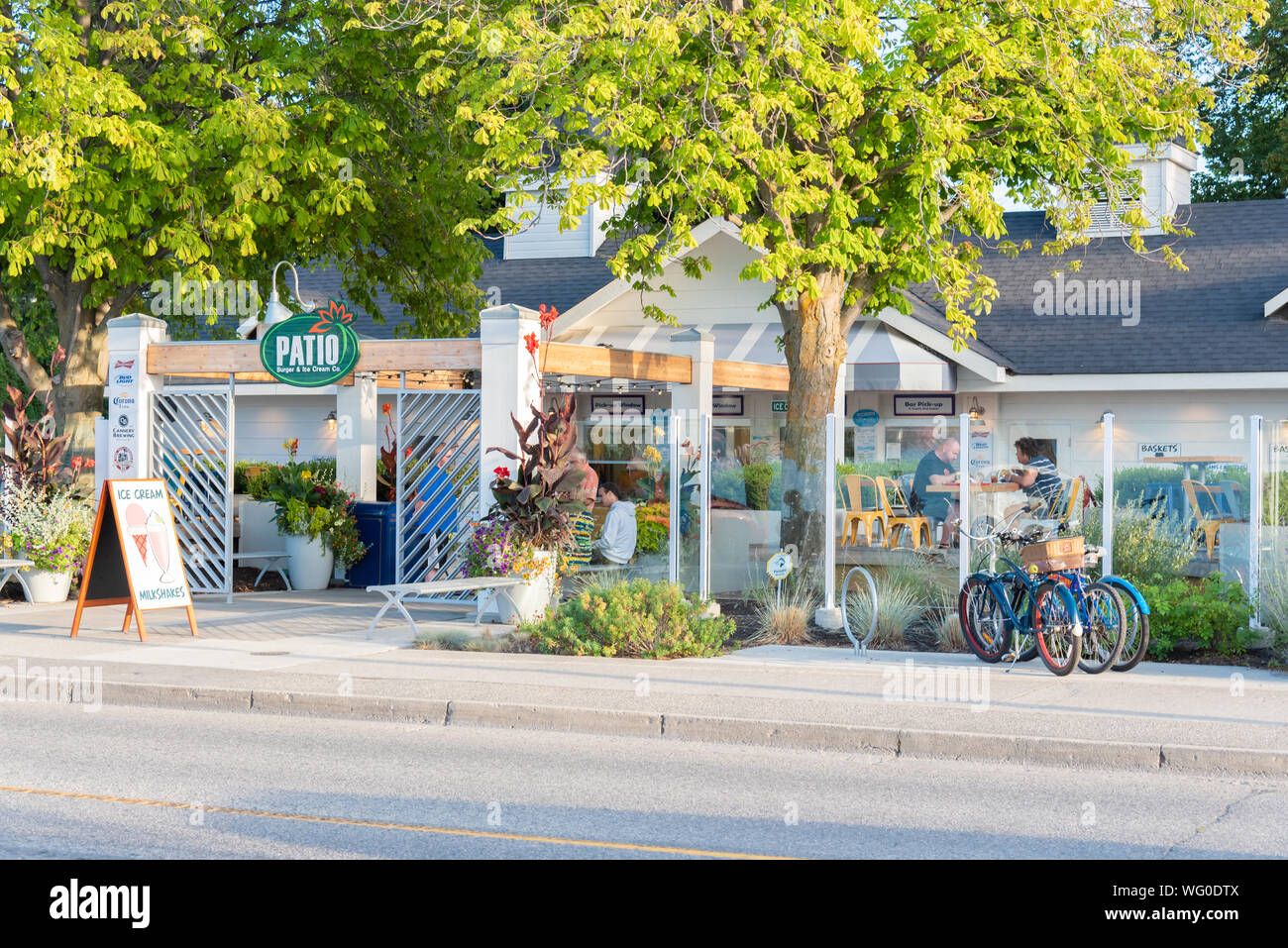 Penticton, British Columbia/CANADÁ - Agosto 29, 2019: vista de la calle al Patio de hamburguesas y helados Co. en Lakeshore Drive, un popular restaurante de verano Foto de stock