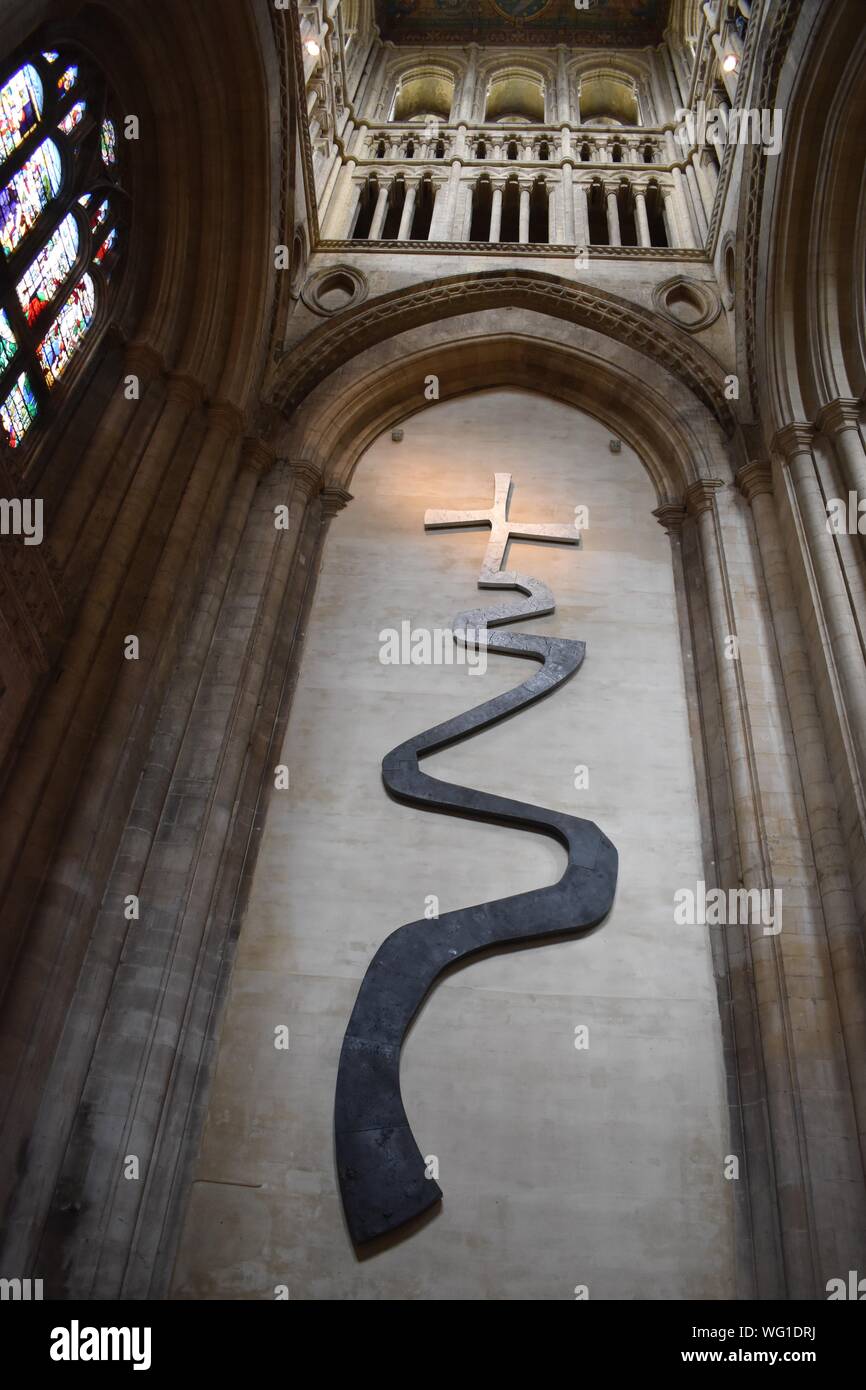 "El camino de la vida" escultura por Jonathan Clarke en la catedral de Ely Foto de stock
