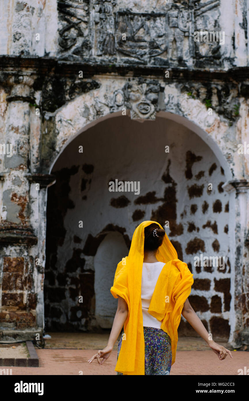 Vista trasera de una mujer con bufanda amarilla sobre el velo en el Templo  Viejo Fotografía de stock - Alamy