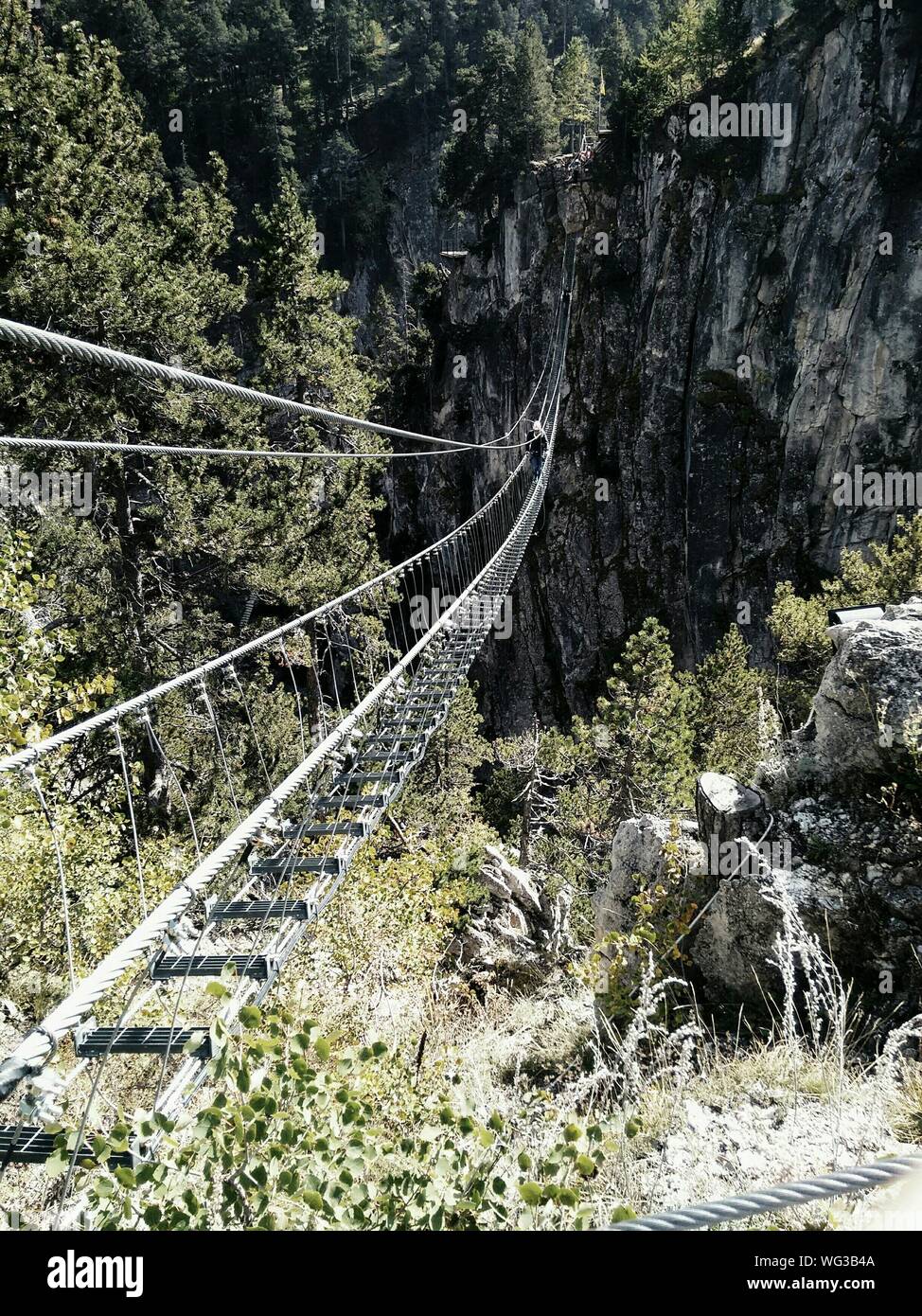 Ponte Tibetano Cesana Claviere contra la Montaña Foto de stock