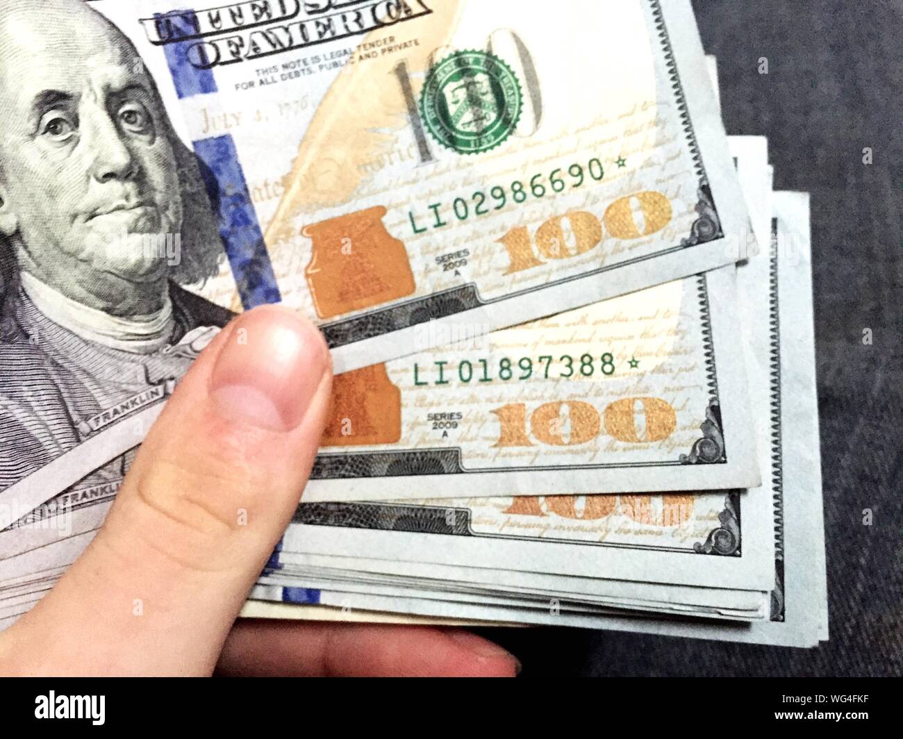 Cerca de la mano que sujeta billetes de cien dólares Fotografía de stock -  Alamy