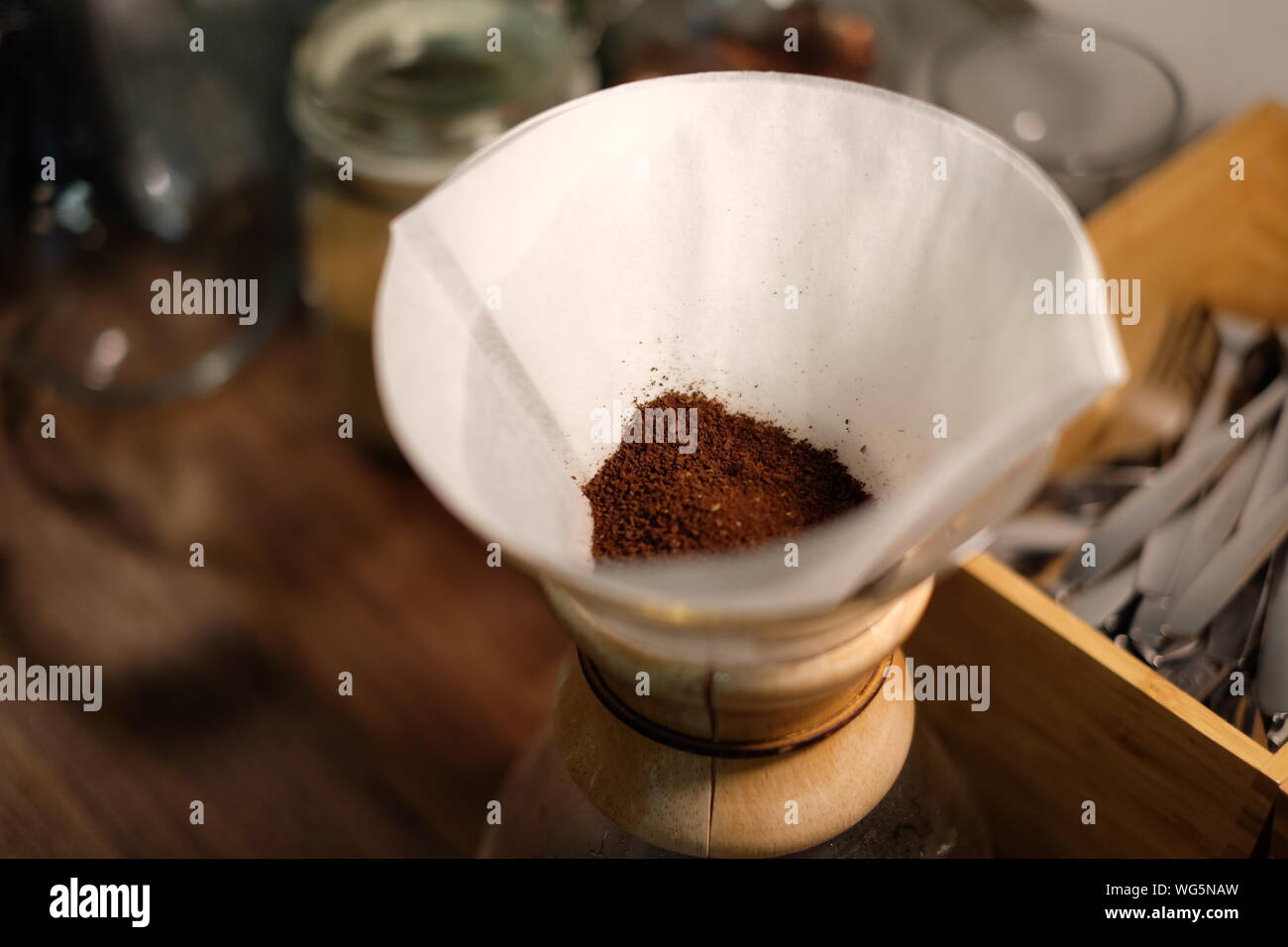 Vaso que contiene un filtro de papel y café molido Fotografía de stock -  Alamy
