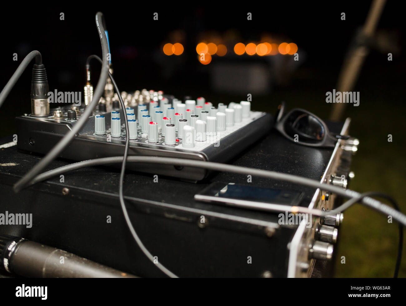 Close-up de mezcladores de sonido en la noche Foto de stock