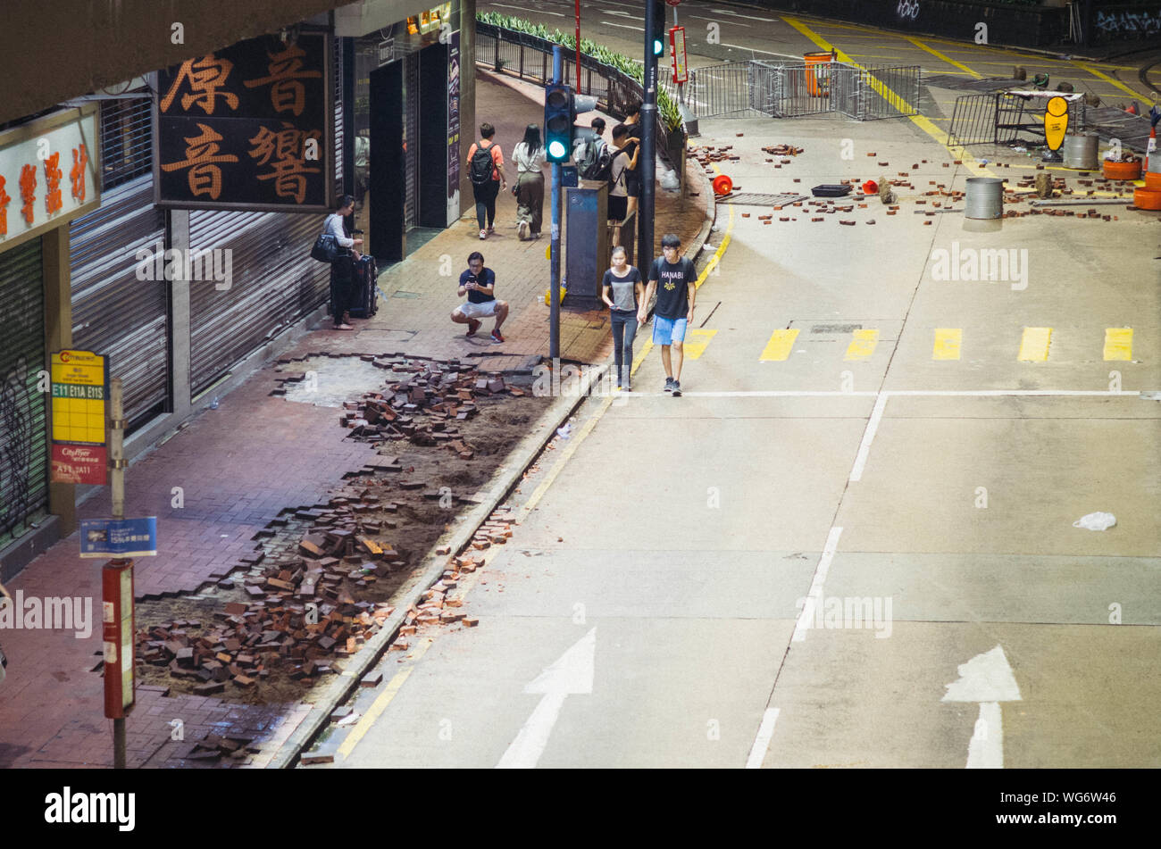 Hong Kong, 31 de agosto de 2019 - Después de la protesta de Hong Kong, los ladrillos se extraen como arma para atacar a la policía. Foto de stock