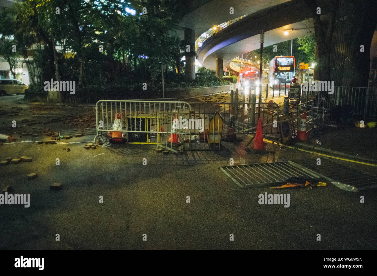 Hong Kong, 31 de agosto de 2019 - Después de Hong Kong, las barricadas de protesta son vistos en la carretera. Foto de stock