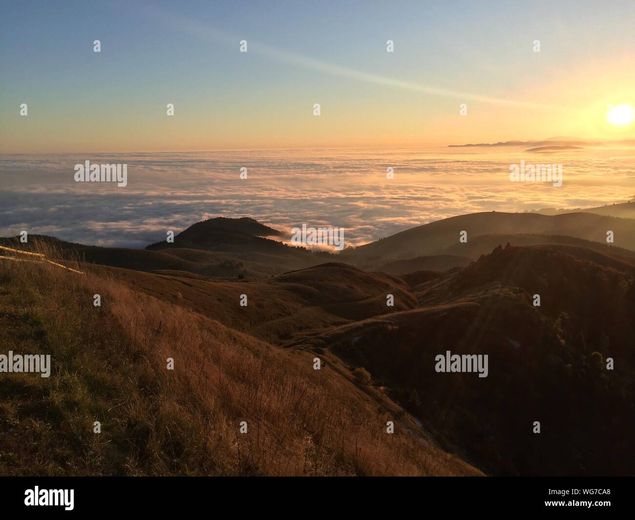 Vista panorámica del paisaje contra el cielo durante la puesta de sol Foto de stock