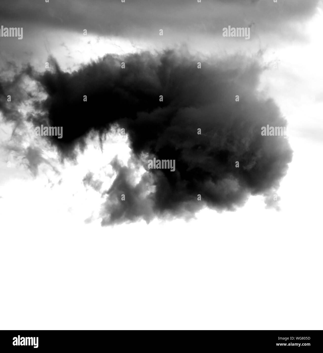 Gran nube negra en el cielo y el fondo blanco Fotografía de stock Alamy