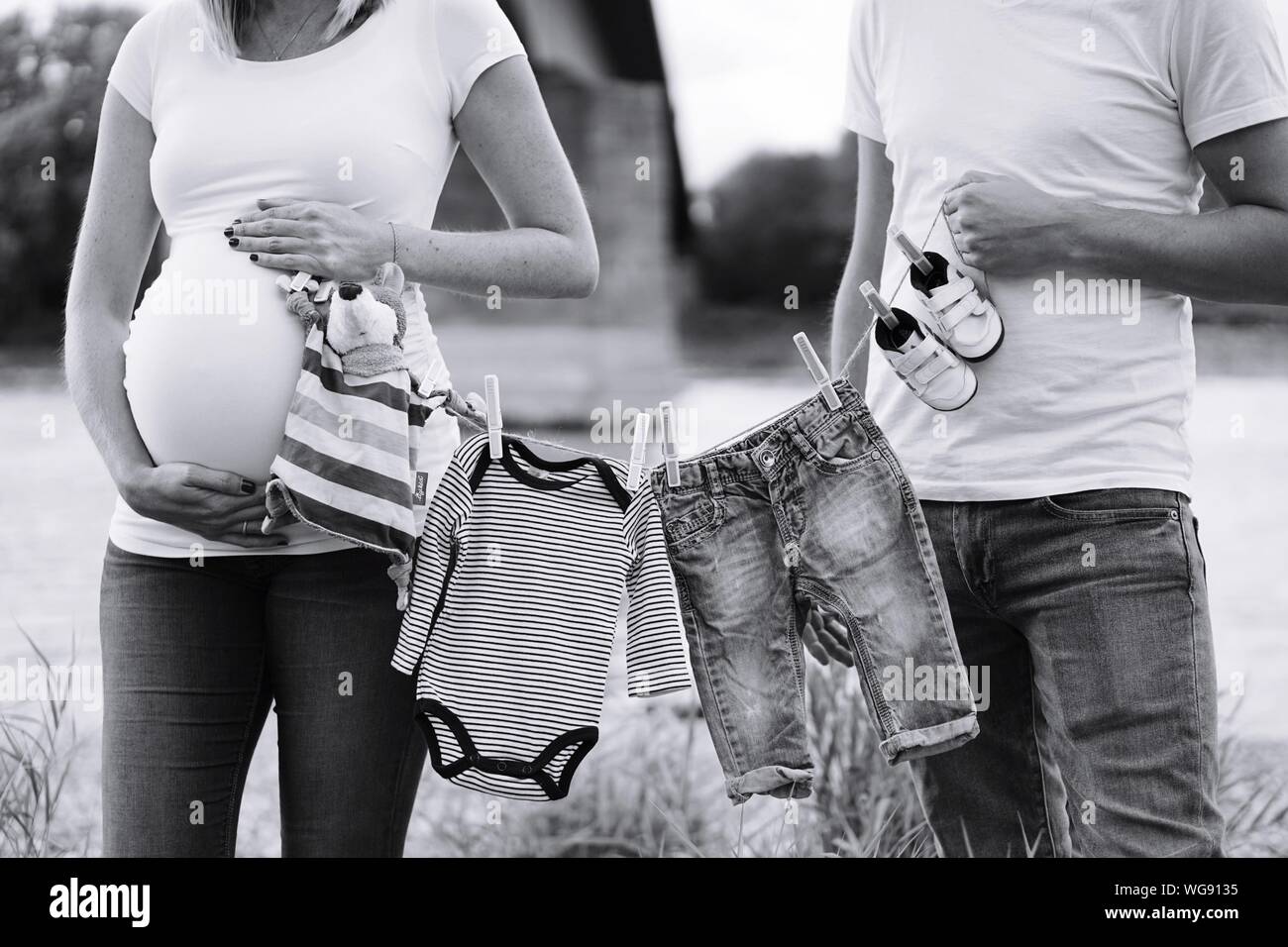 Sección de la mujer embarazada y el con para bebés en el campo de stock - Alamy