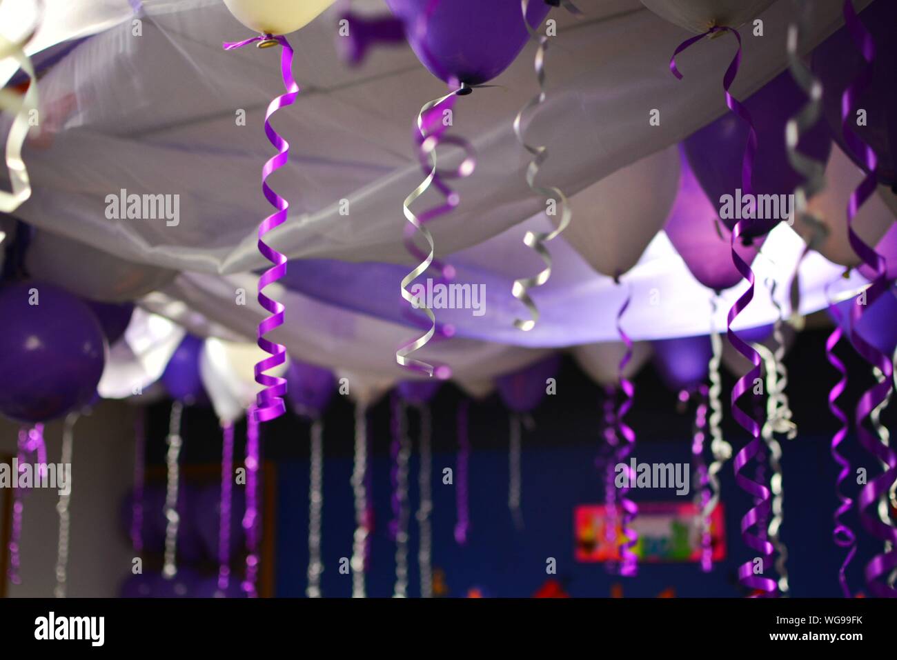 Globos y cintas decorativas colgando durante la fiesta Fotografía de stock  - Alamy