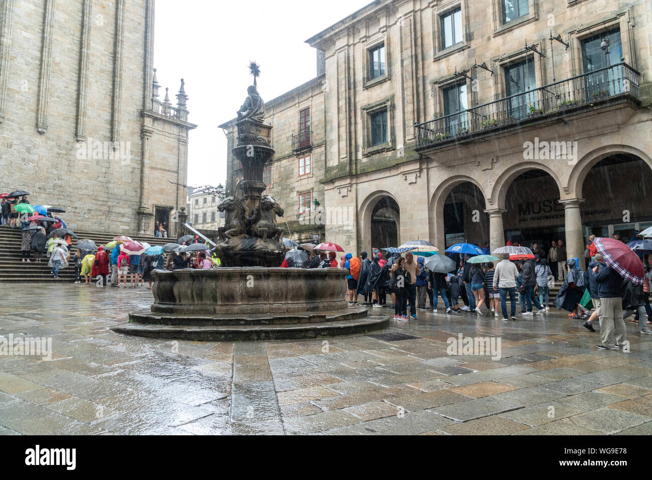 Santiago de Compostela, España, Agosto 9, 2019: peregrinos y turistas esperando en una fila para entrar a la Catedral de Santiago de Compostela. Plaza de Platerias Foto de stock