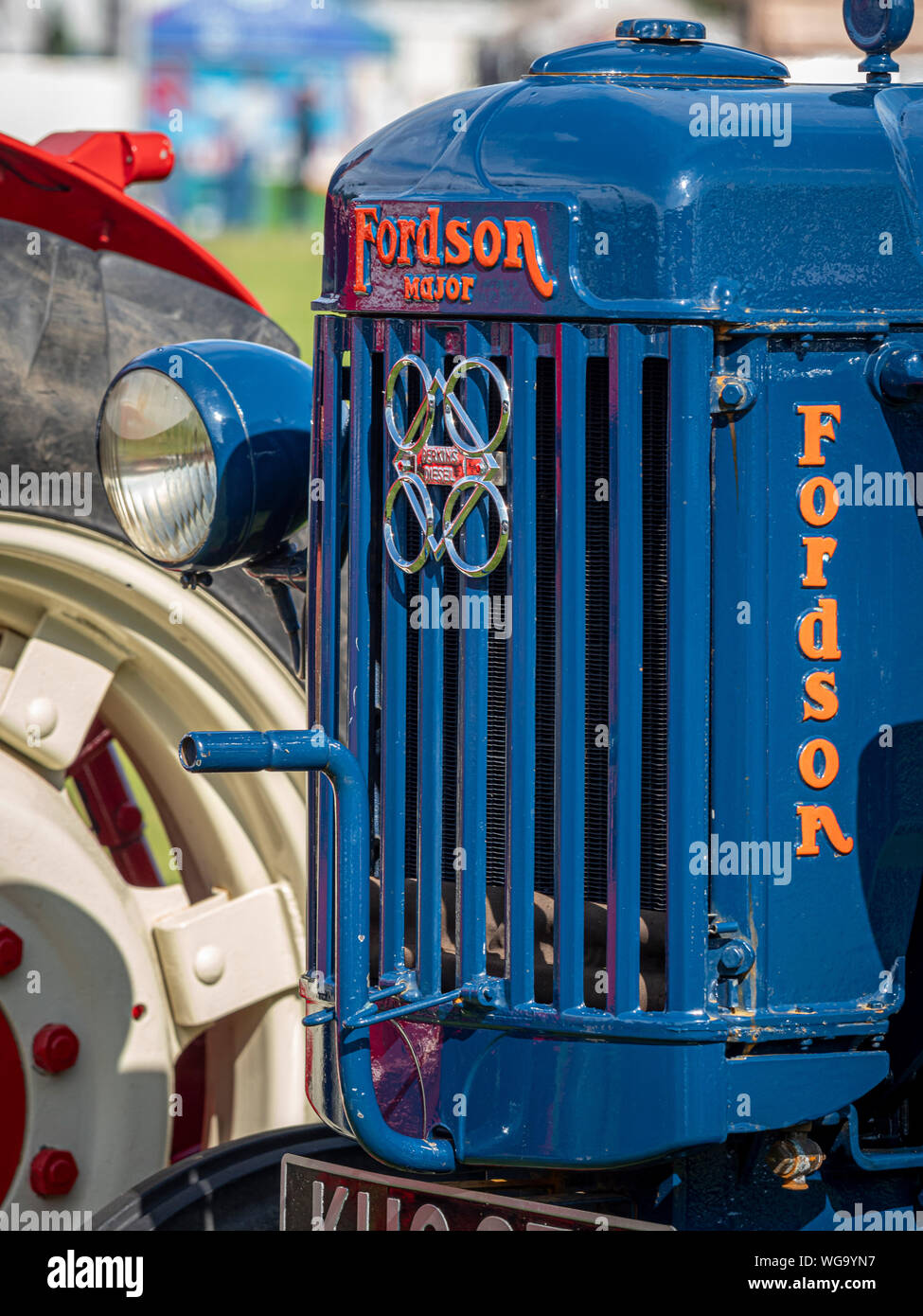 Parte delantera del tractor de época Fordson azul con letras rojas Foto de stock