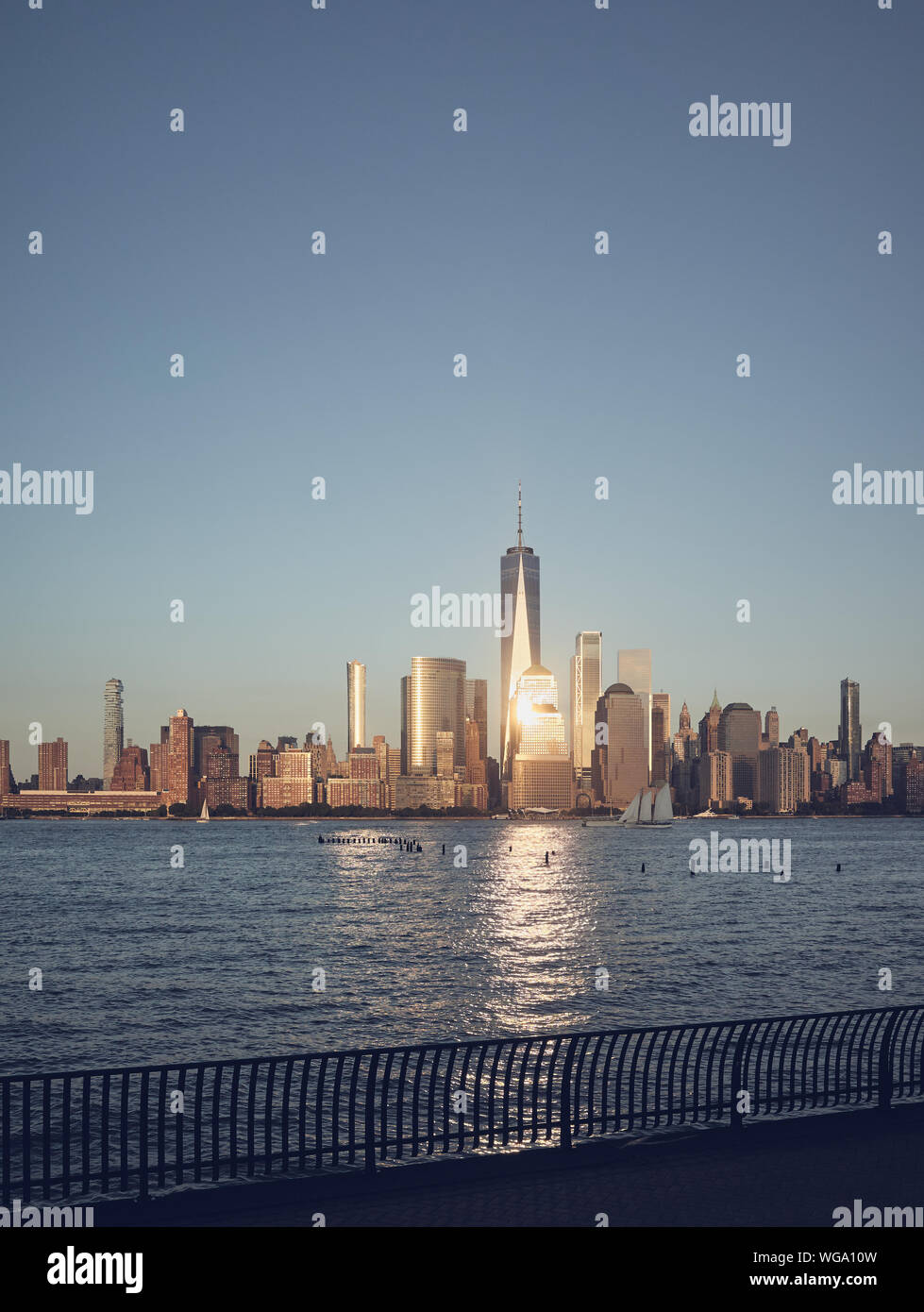 Perfil de Manhattan al atardecer, la tonalidad de color aplicado, la ciudad de Nueva York, EE.UU.. Foto de stock