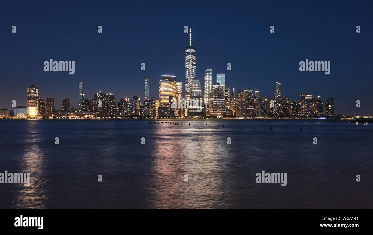 Manhattan en la noche, la tonalidad de color aplicado, la ciudad de Nueva York, EE.UU.. Foto de stock