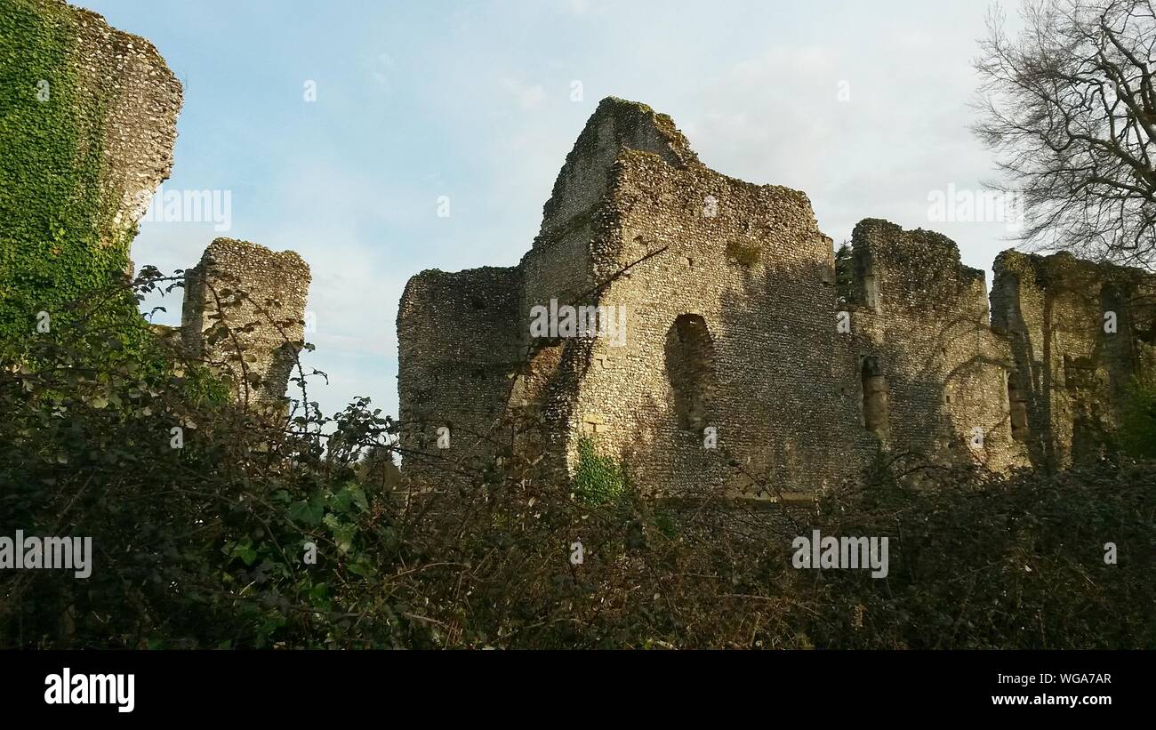 Antiguas ruinas de Obispos Waltham Palace contra Sky Foto de stock