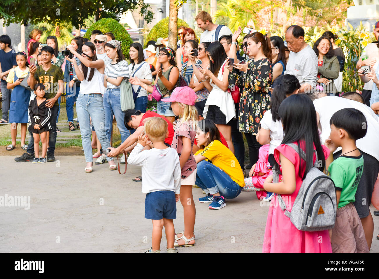 Los extranjeros y los lugareños, Chiang Mai, Tailandia Foto de stock
