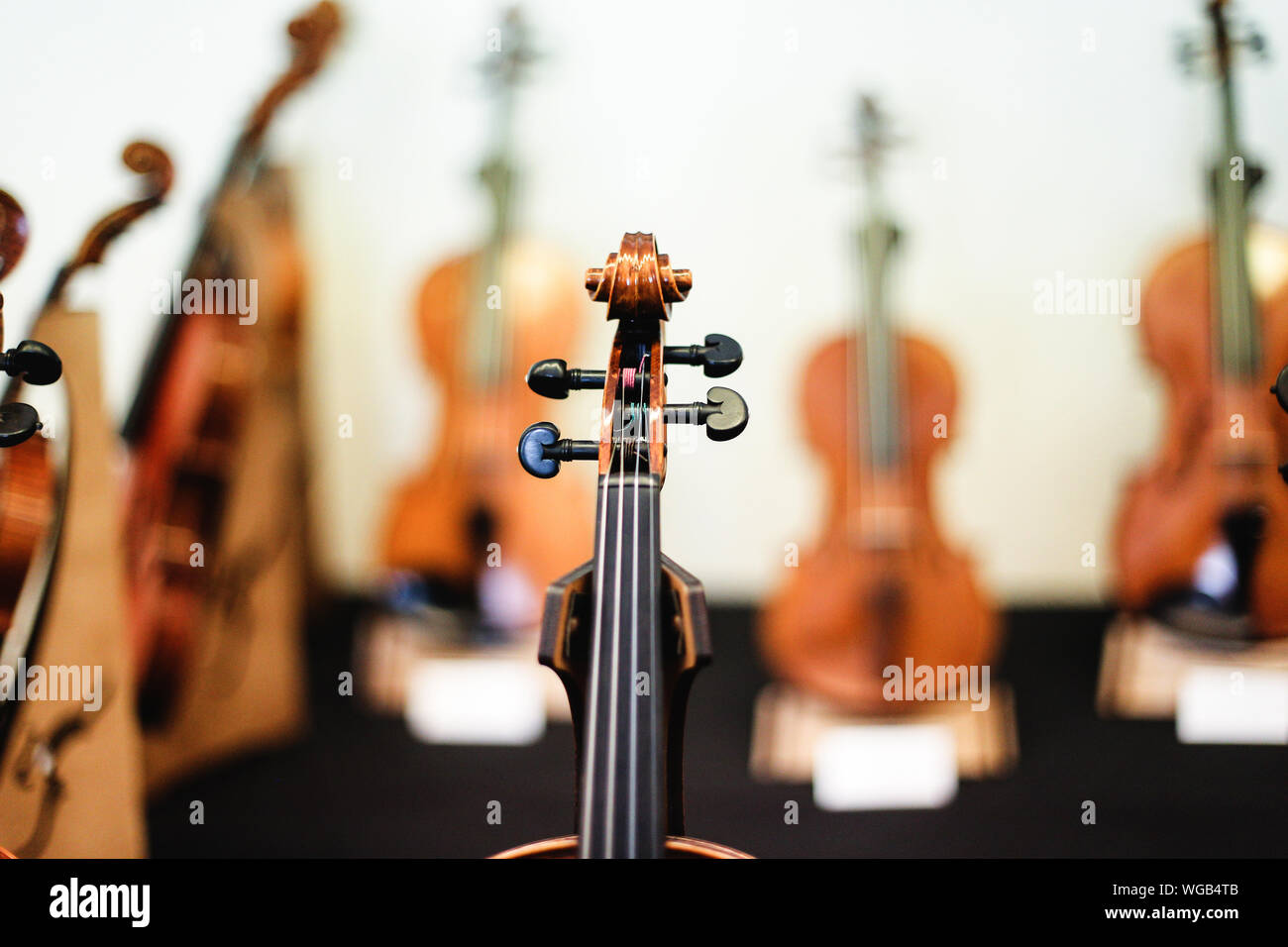 Detalles con el cuadro de desplazamiento, PEG, clavijas de afinación,  cadenas, el cuello y el diapasón de un violín antes de un concierto de  música clásica sinfónica Fotografía de stock - Alamy