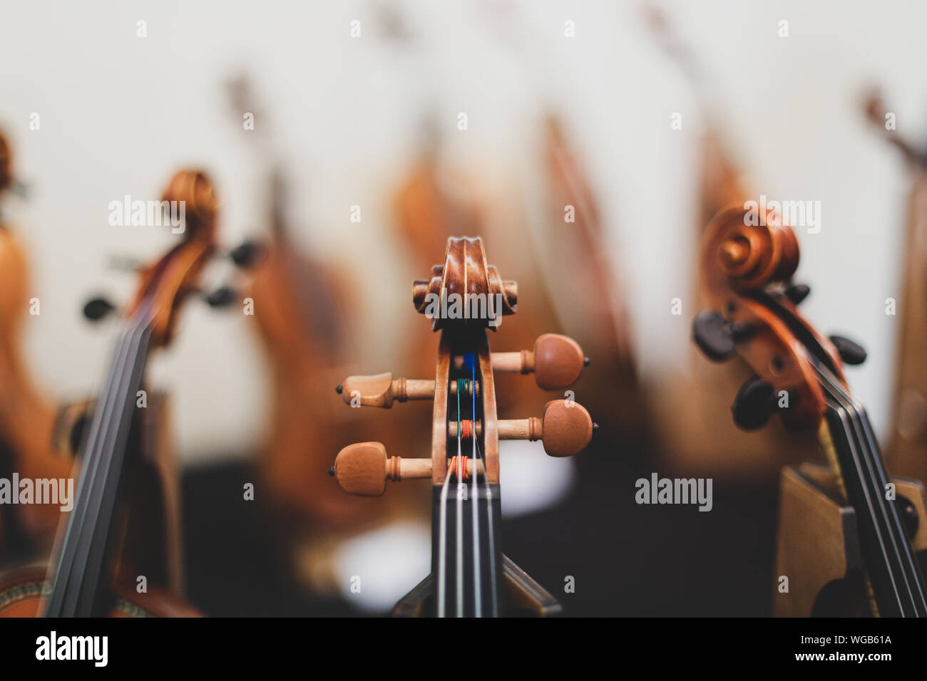 Detalles con el cuadro de desplazamiento, PEG, clavijas de afinación,  cadenas, el cuello y el diapasón de un violín antes de un concierto de  música clásica sinfónica Fotografía de stock - Alamy