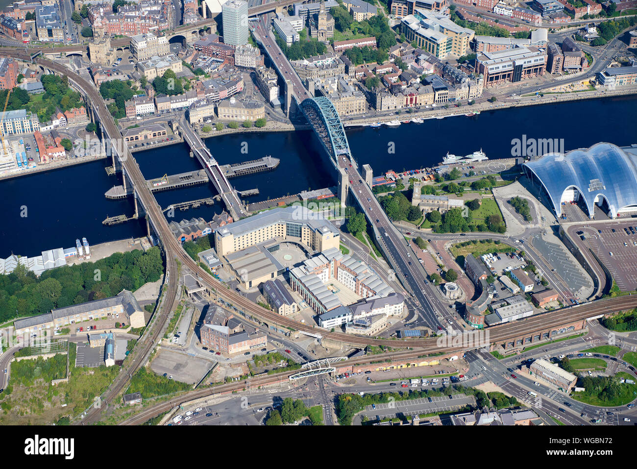 Una vista aérea de Newcastle upon Tyne, centro de la ciudad, noreste de Inglaterra, Reino Unido mostrando el Sage en Gateshead Foto de stock