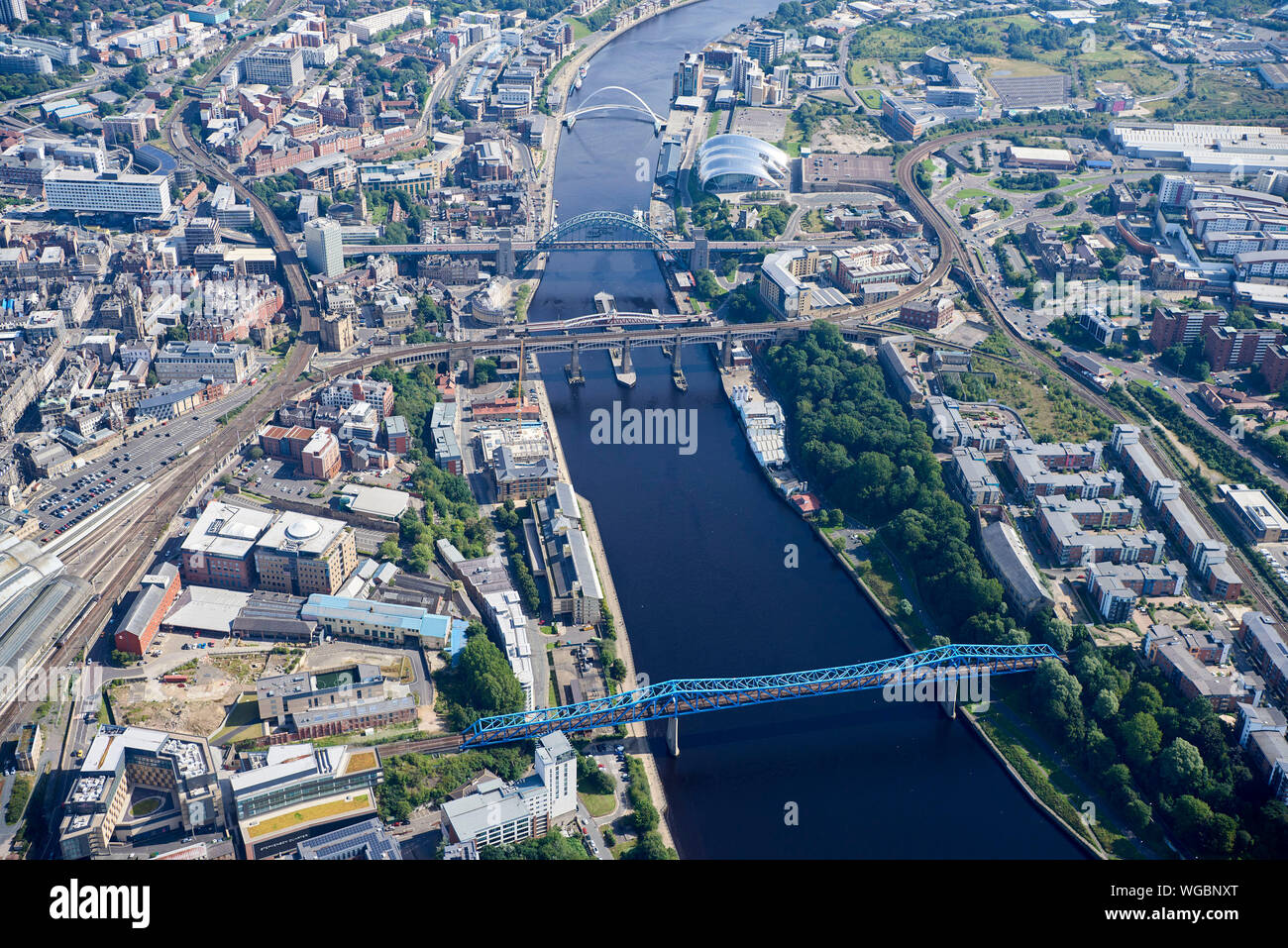 Una vista aérea de Newcastle upon Tyne, el centro de la ciudad y los puentes, el noreste de Inglaterra, Reino Unido Foto de stock