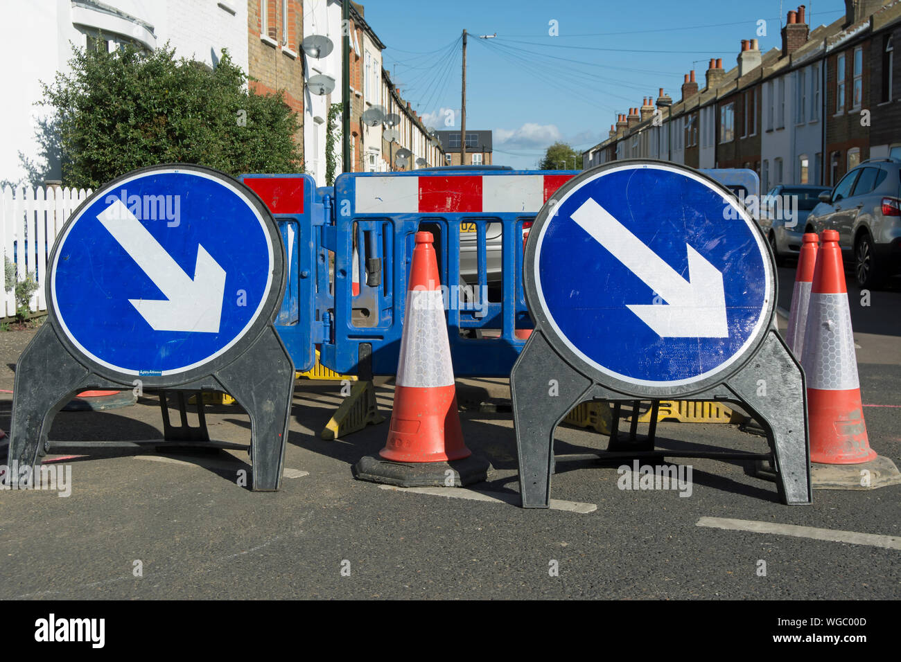 British azul y blanco, manténgase a la derecha, las señales de la carretera en una reparación de caminos en Twickenham, Middlesex, Inglaterra Foto de stock