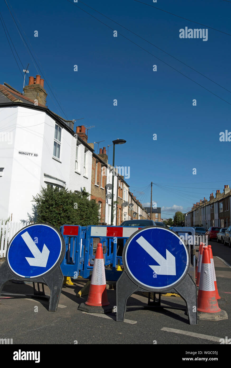 British azul y blanco, manténgase a la derecha, las señales de la carretera en una reparación de caminos en Twickenham, Middlesex, Inglaterra Foto de stock