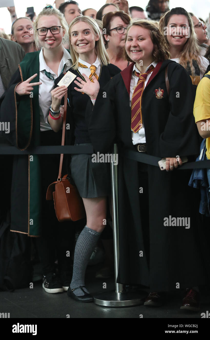 Los fans de Harry Potter se reúne para ver como el Hogwarts Express aparece  en la junta de salida en King's Cross de Londres a Hogwarts durante el día.  El día se