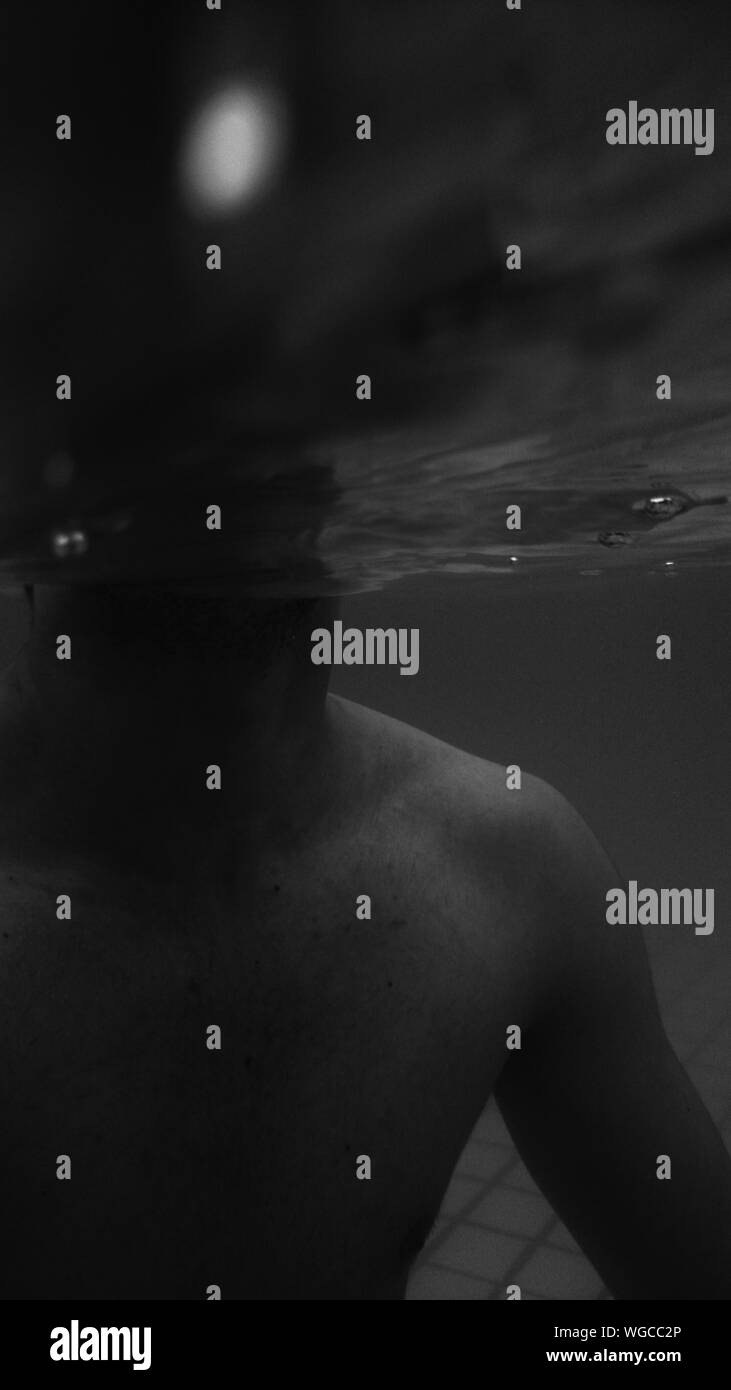 Parte de un cuerpo humano bajo el agua Foto de stock