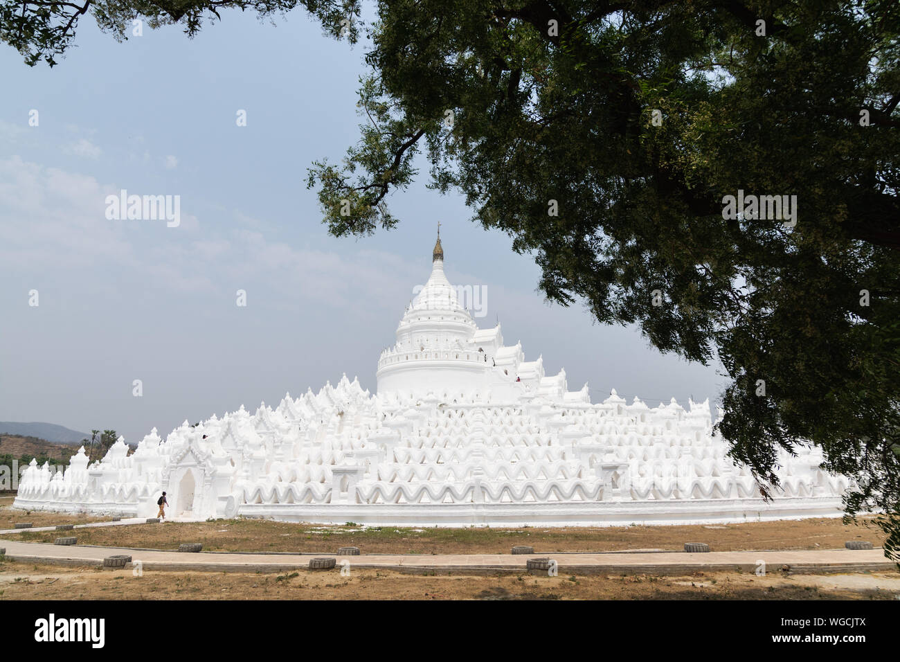 Silueta femenina caminando hacia la Pagoda Myatheindan en Mandalay, Myanmar Foto de stock