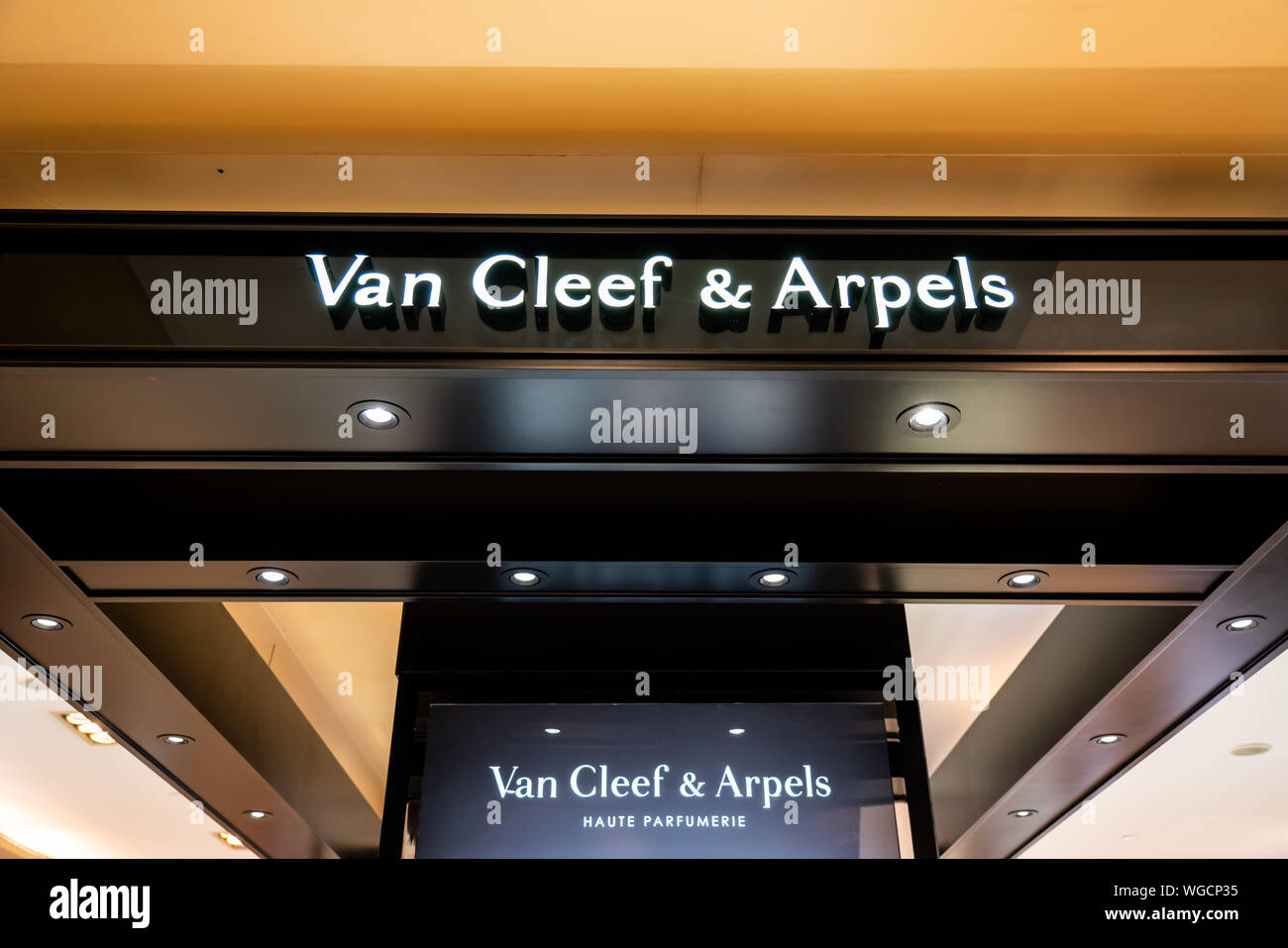 influenza Leonardoda lavar Joyería de lujo franceses, mirar y compañía de perfumes Van Cleef & Arpels logo visto en Shangai Fotografía de stock - Alamy influenza Leonardoda lavar Joyería de lujo franceses, mirar y compañía de perfumes Van Cleef & Arpels logo visto en Shangai Fotografía de stock - Alamy