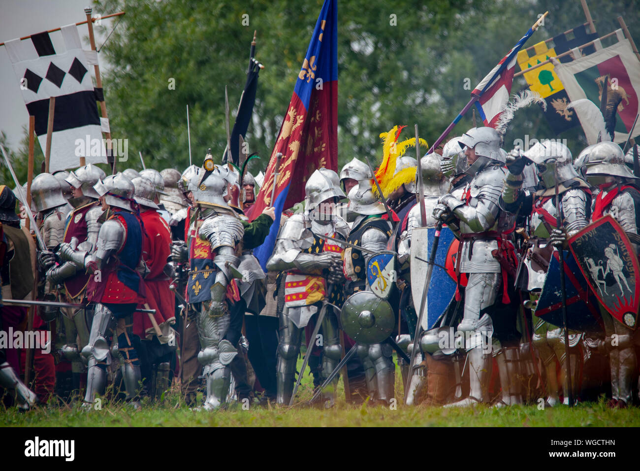Armado de caballeros para la batalla - Festival Medieval de Tewkesbury 2019 Foto de stock