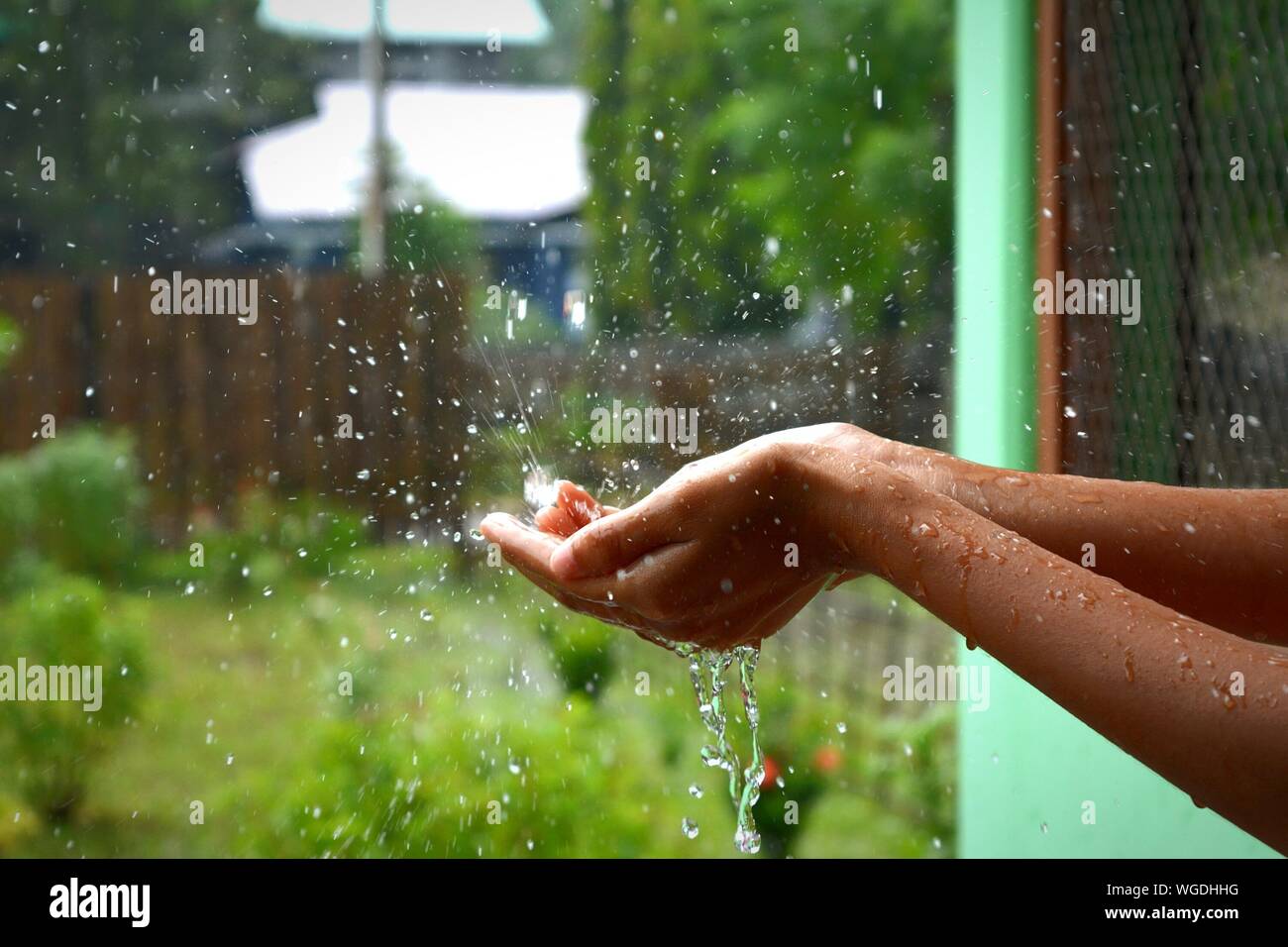 Close-up de la lluvia cayendo en manos Fotografía de stock - Alamy