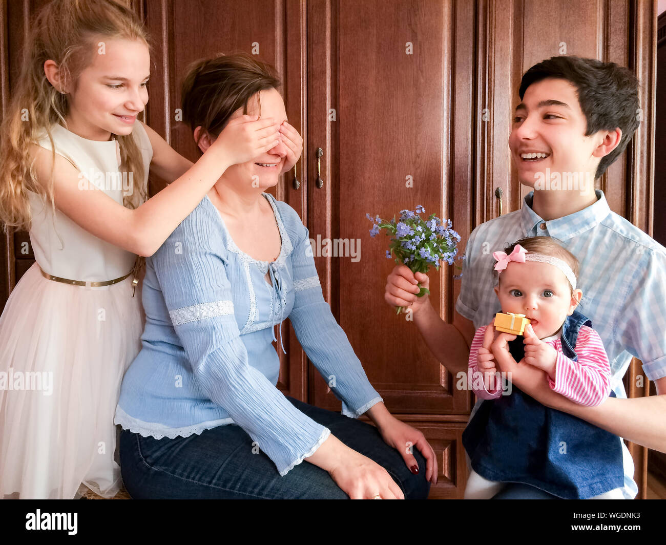 Los niños sorprendente Madre por el día de las madres en el hogar Foto de stock