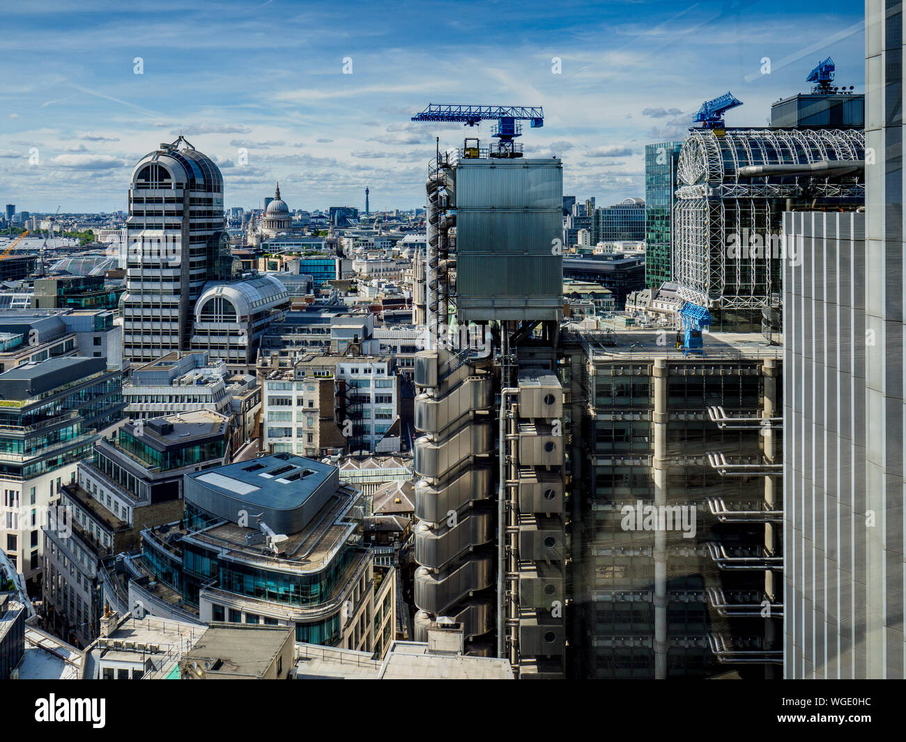 Vista de la ciudad de Londres incluyendo el edificio Lloyds de Londres. Foto de stock